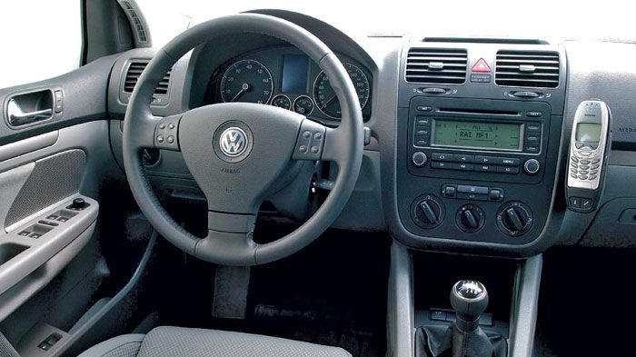 Λιτό σχεδιαστικά, αλλά άψογο ποιοτικά και εργονομικά το ευρύχωρο εσωτερικό του VW Golf.